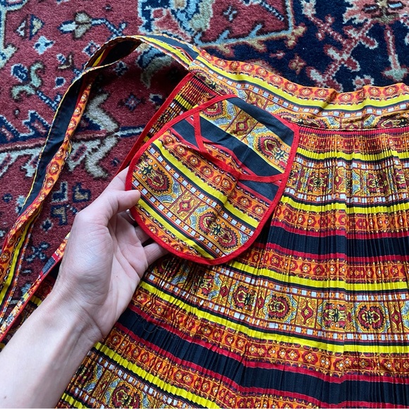 Adorable 1950s Half Apron w/ Accordian Pleats and a Pocket - Picture 5 of 8